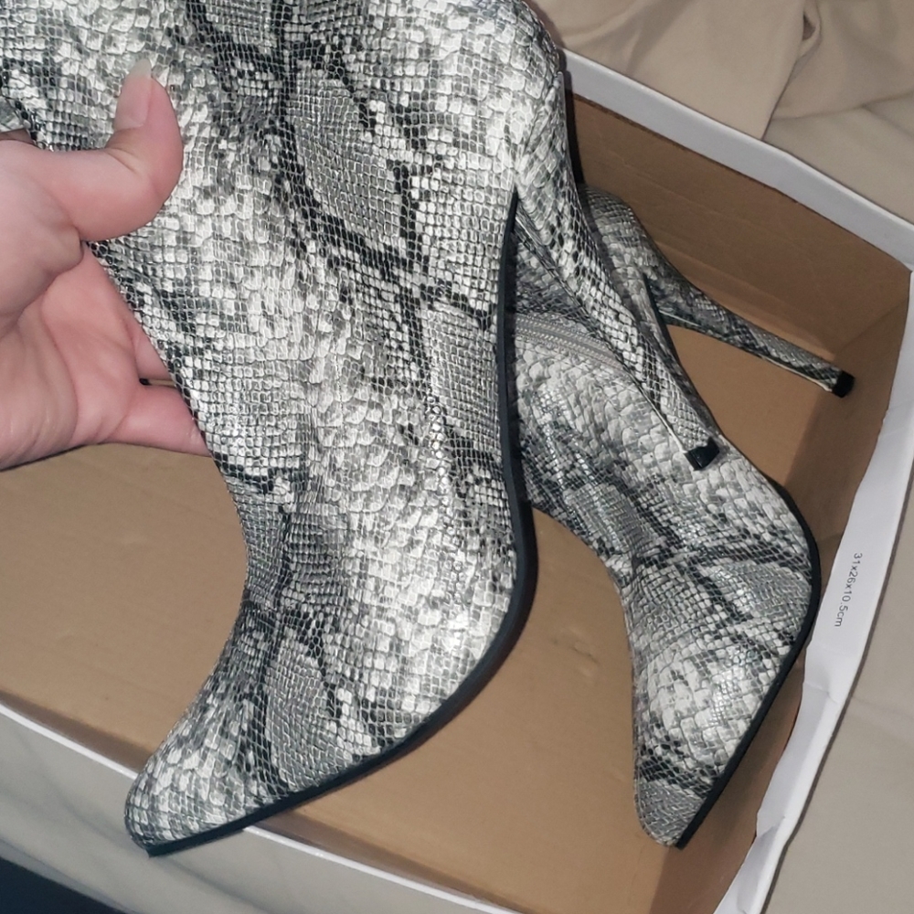 Shoes - Picture 2 of 4